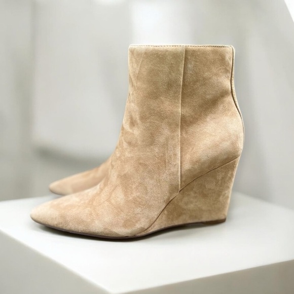 🌻 NEW Vince Camuto Women's Teeray Suede Pointed-Toe Wedge Booties Size 6.5 - Picture 1 of 13